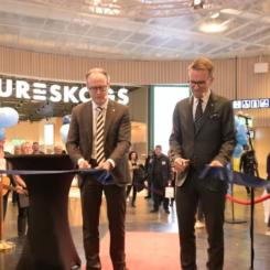 Arlandas nya Marknadsplats och säkerhetskontroll är nu invigda. Jonas Abrahamsson, Swedavias vd, med Andreas Carlson, infrastruktur- och bostadsminister. Foto: Swedavia.