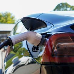 Flera idrottsföreningar, bygdegårdar och kyrkor har framfört att kraven är orimliga, då parkeringsplatserna används sällan. Foto: myenergi /unsplash