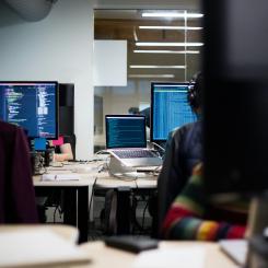 Företagets eller organisationens rykte kan skadas av att någon illvillig part skickar skadlig epost som kommer från företagets egna domän till kunderna Foto: hack capital/unsplash
