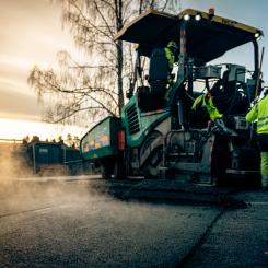 Asfaltsläggning i Vännäs. Foto: NCC