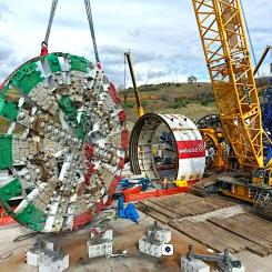 Webuild-koncernens största mekaniska tunnelborrmaskin i Europa – TBM – startade sina motorer på höghastighetsbanan Salerno–Reggio Calabria för att gräva Saginara-tunneln på etapp 1A Battipaglia–Romagnano. Arbetet utförs av ett konsortium av företag under ledning av Webuild på uppdrag av RFI. Foto: Webuild