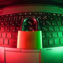 Den nya lagen innebär att offentliga och privata verksamhetsutövare inom utpekade sektorer måste stärka skyddet av sina nätverks- och informationssystem samt rapportera allvarliga incidenter. Foto: FlyD / Unsplash