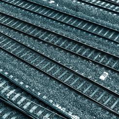 Fokus ligger på hur variationer i markstyvhet under sliprar orsakar differentialsättning, särskilt i områden med komplexa grundförhållanden, övergångszoner och spårväxlar där laster snabbt förändras. Foto: kote puerto / unsplash