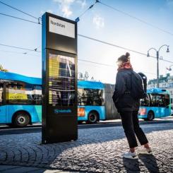 Nästan hälften av de svarande i Västtrafiks attitydunderskning uppger att ökade levnadskostnader och drivmedelspriser gör att de kör mindre bil. Fotograf: Eddie Löthman.