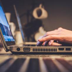 Förordningen ska skydda konsumenter och företag och säkerställa att produkter på den inre marknaden har färre sårbarheter. Den ska också ge konsumenter tillräcklig information om cybersäkerheten i de produkter de köper och använder. Foto: john schnobrich unsplash