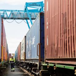 Allt fler företag från hela Sverige väljer att frakta gods klimatsmart via järnvägen till APM Terminals Gothenburg, nordens största containerhamn. Foto: APM Terminals