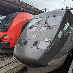 Nya X2000-tåget från SJ och X74 från MTRX på Göteborgs centralstation. Foto: Wikimedia Commons