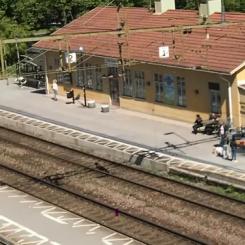 En ny plattform på västra sidan av spåren kommer att byggas. Plattformsövergångendär resenärer har behövt att korsa två spår i markplan för att ta sig till och från tåget  kommer att stängas. Mittplattformen kommer att rivas. Foto: Trafikverket