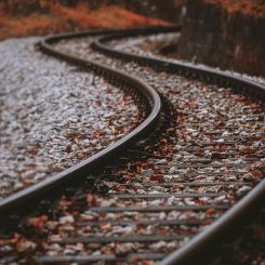 Spår. Genrebild. Foto: Eberhard grossgasteige/Unsplash