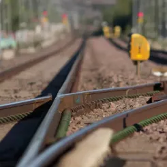 För att hålla kostnaderna nere föreslås nu att järnvägsspåren istället läggs på marken. Foto: Trafikverket