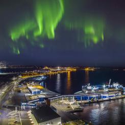 Umeå hamn ska byggas ut för att kunna ta emot större fartyg. Samtidigt pågår ett projekt där man undersöker möjligheterna att kunna erbjuda fossilfria bunkringsbränslen, elladdning samt grön vätgasproduktion. På bilden syns Wasalines hybriddrivna färja Aurora Botnia som går mellan Umeå och Vasa.
FOTO: Inab/Umeå hamn
