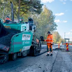 Det omfattande underhållsprojektfräsning inkluderar asfaltering av gång- och körbanor, rivning, justering och montering av kantsten, byte av brunnar och rivning av farthinder. Fotograf: Anna-Karin Svantesson, Peab Asfalt