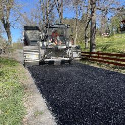 Underhållsinsatserna genomförs med med den nya  ytbehandlingsmetoden tankbeläggning. Foto: Peab