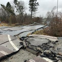 Uppdraget omfattar säkerställning av markens stabilitet och återuppbyggnad av Ucklumsvägen och Sylvägen, inklusive vatten-, spillvatten och fjärrvärmeledningar som skadades av skredet. Foto: Peab