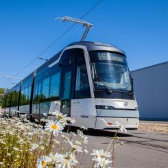 Snabbspårvagn 15 mellan Helsingfors Östra centrum och Kägeludden
Snabbspårvagnen går nu var 8:e minut, men i framtiden går spårvagnen så ofta som var 6:e minut. Upplev en helt ny nivå av resekomfort och njut av bekvämare resor med mer utrymme. I och med den nya snabbspårvägen får helt nya områden spårvagnstrafik. Den erbjuder också bytesförbindelser till metron och närtåg. Foto: Helsingfors Stadstrafik AB
