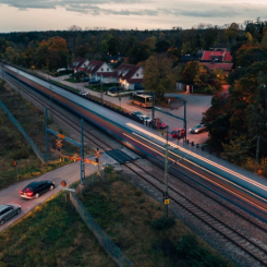 Trafikverket arbetar med att höja säkerheten vi plankorsningar. Foto: Trafikverket