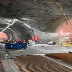 Station Hagastaden får en plattform som delas av en tjock vägg. En passage leder mellan de två sidorna, där tågen kommer att gå i motsatta riktningar när stationen tas i bruk. Bild: Region Stockholm