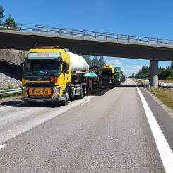 Underhållsarbetet sker på uppdrag av Trafikverket som bestämmer vilka sträckor som ska åtgärdas. Foto: Svevia