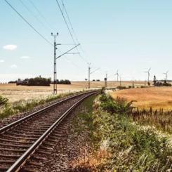 Kontaktledningsbyte mellan Helsingborg – Teckomatorp där ca 37 000 meter kontaktledning och cirka 500 stolpar byttes ut. Foto: Trafikverket