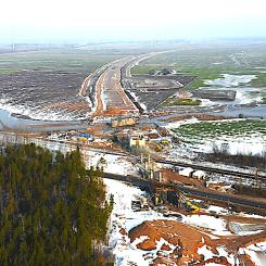 Byggnadsarbeten utförs på två sektioner av linjen mot den lettiska gränsen – 10 km på Šveicarija-Žeimiai-sträckan och 17,7 km på Žeimiai-Šėta. De största framstegen uppnåddes i den första delen - byggandet av två djurkorsningar och färdigställandet av tunneln nära bosättningen Čiūdai, samtidigt som byggandet av en bro över floden Lankesa och andra arbeten som är nödvändiga för installationen av järnvägsbanken , är halvvägs klara. Under tiden, i sektionen Žeimiai-Šėta, har nästan alla förberedande arbeten för byggandet av järnvägsvallen och tekniska strukturer slutförts. Foto: Rail baltica