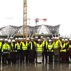 Den tyska delegationen besökte den nya centralstationen i Riga, som tack vare Rail Baltica-projektet kommer att bli den största passagerarterminalen i Baltikum. Stationen kommer att bestå av tre våningar och vara tillgänglig för alla samhällsgrupper, och erbjuda en mängd faciliteter för Rigas invånare och besökare. Byggnaden kommer att ha 23 rulltrappor, 16 hissar, 25 nya trappor till plattformarna, ett taktilt nätverk genom hela Rail Baltica-projektområdet och taktil vägledning från kollektivtrafikstopp till tågplattformarna. Foto: Rail Baltica