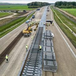 Nya räls för Rail Baltica: Ramavtalen omfattar bland annat räls, sliprar, ballast, växelsystem och kabelkanaler. De fastställer gemensamma villkor för pris, kvalitet, leveranser och tekniska specifikationer. Foto: Rail Baltica