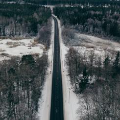 Krav på bättre vägunderhåll och enklare regler för laddstolpar. Foto: Niklas Veenhuis/Unsplash