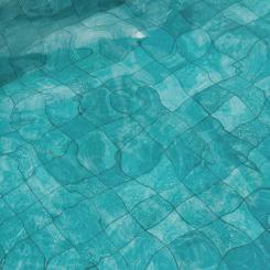 Gotlandsbo fyller poolen med regnvatten. Foto: maria fernanda pissioli/Unsplash