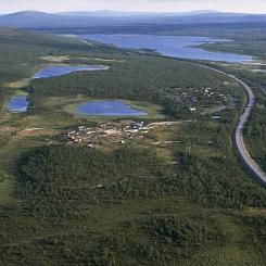 Rensjön. Malmbanan (Ofotenbanan) i bildens högra del. Foto: Jan Norrman/Wikimedia Commons