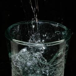 Sedan den 1 juli 2024 gäller Livsmedelsverkets nya riktvärden för PFAS i dricksvatten från egen brunn eller annan liten dricksvattenanläggning för privat bruk. Foto: ian talmacs/ unsplash