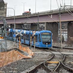 Lidingöbanan, hållplats Ropsten. Spårvagn av typen A36 lämnar hållplatsen mot Lidingöbron, 2023. Foto: AleWi/Wikimedia Commons