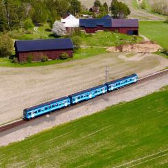 Roslagsbanans tåg på väg mot nya mål. Foto: wahid sadiq/unsplash