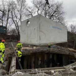 På sträckan från Resecentrum och norrut installerades våren 2024 en ny lösning, där regnvattnet renas innan det släpps ut i vattendraget Lillån. Söderut byggs i stället regnbäddar där vattnet filtreras genom marken. Foto: Örebro kommun