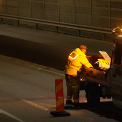 Säkra arbetsplatser ska alltid vara en prioriterad fråga för Trafikverket och att mer behöver göras framgår även i ett regeringsuppdrag som Trafikverket tidigare har fått. Uppdraget innebär att ta fram och genomföra en handlingsplan för ökad säkerhet i och runt arbeten på väg vilket är en del av regeringens arbetsmiljöstrategi 2021 – 2025. Foto: Trafikverket