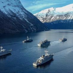 Natos minröjningsenhet SNMCMG1 demonstrerade nyligen användningen av fjärrstyrda arbetsrobotar för media. Bilden visar hur fartygen från Standing NATO Mine Countermeasures Group 1 (SNMCMG1) seglade den 9 mars 2022. formation i Geirangerfjorden, Norge. Övningen samlade över 30 000 soldater, 50 ytfartyg och ubåtar samt 200 flygplan från 27 länder. Foto: Wikipedia Common. Källa: Nato.