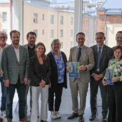 Samverkansöverenskommelsen har signerats av Trafikverket, Region Skåne, Lunds kommun, Eslövs kommun, Höörs kommun, Hässleholms kommun, Malmö stad samt Länsstyrelsen Skåne. Trafikverket