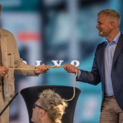 Öresundskrafts vd Anders Östlund och Stefan Strand, vd Volvo Lastvagnar Sverige, knyter banden och inviger Sveriges största, publika laddstation för lastbilar. Foto: Johan Lilja.