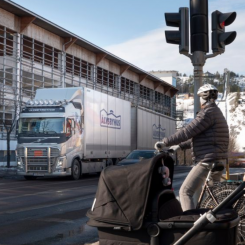 Drygt 20 000 fordon, varav cirka 10 procent tung trafik passerar dagligen längs E4 genom Örnsköldsviks stadskärna. Foto: Örnsköldsviks kommun