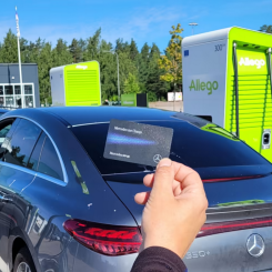Alla vanliga betalkort fungerar vid Allegos supersnabbladdning. Foto: Allego