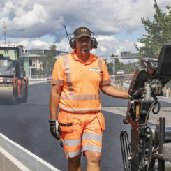 Uppdraget gäller underhållsbeläggningar med tillhörande anläggningsarbeten samt fräsningsarbeten och vägmarkering. Foto: Peab