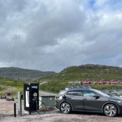 Flexibel snabbladdare för elbilar på plats i Riksgränsen. Foto: Vattenfall