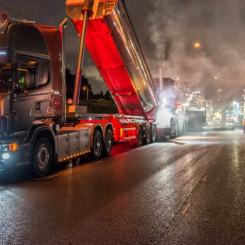 Trafikverket asfalterar om båda körfälten på E20 mellan trafikplats Svista och trafikplats Kjula- Foto: Trafikverket