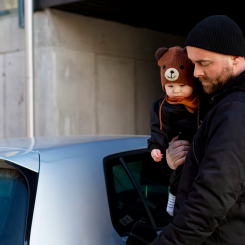 SKB fortsätter utbyggnaden av laddstationer vid fastigheterna, med målet att närmare 280 bilplatser ska vara färdiga till årsskiftet. Foto: Lisa Öberg/Johnér