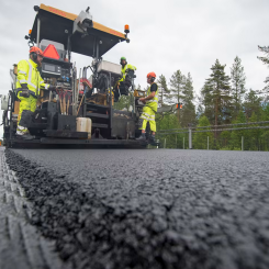 Svevia kommer att producera närmare 1 200 ton asfaltmassa med lignin för uppdraget i Håbo. Foto: Svevia