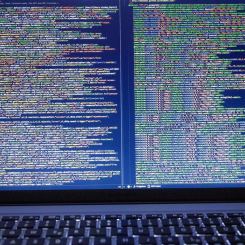 Lurar politiker och beslutsfattare att ladda ned den skadlig programvaran ScanBox- Arkivbild