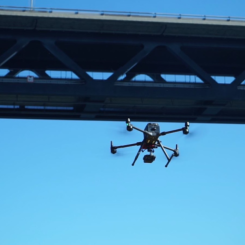 Nordic Infracenter anser att teknikutveckling borde uppmuntras mer när entreprenörer får uppdrag hos Trafikverket. På bilden: En drönare granskar betongen på Öresunds-bron. FOTO: ØRESUNDSBRON