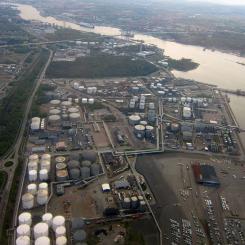 Anläggningen i Göteborgs hamn blir den första i sitt slag som är direkt ansluten till det västsvenska gasnätet. Efter kondensering lagras den flytande biogasen tillfälligt i en tank innan vidare leverans till kund, antingen genom lastning på trailers för vidare transport till tankställen eller industrier utanför nätet. Göteborgs hamn. Foto: Wikimedia Commons