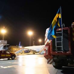 Follow me och brandbil med svenska flaggan. Foto: Stockholm Skavsta Airport