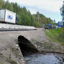 Det kraftiga skyfallet orsakade omfattande skador på E45 och närliggande länsväg 2014. I ett första skede stängdes trafiken av på de båda vägarna, men E45 kunde öppnas för dubbelriktad trafik i det södergående körfältet under tisdagseftermiddagen 30 juli. Foto: Trafikverket