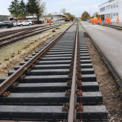 Vossloh har invigt en ny produktionsanläggningen för serieproduktion av kompositslipers. Foto: Vossloh